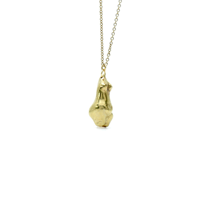 Handcrafted brass Venus pendant necklace by Atelier Objectora, featuring an organic, ancient-inspired design of a female figure on a gold-plated steel chain, embodying raw beauty and feminine strength.
Ručne vyrobený mosadzný náhrdelník s príveskom Venuše od Atelier Objectora, s organickým dizajnom inšpirovaným starovekom, zobrazujúcim ženskú figúru na pozlátenej oceľovej retiazke, vyjadrujúci surovú krásu a ženskú silu.