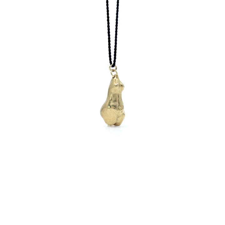 Handcrafted brass Venus pendant necklace by Atelier Objectora, featuring an organic, ancient-inspired design of a female figure on a gold-plated steel chain, embodying raw beauty and feminine strength.
Ručne vyrobený mosadzný náhrdelník s príveskom Venuše od Atelier Objectora, s organickým dizajnom inšpirovaným starovekom, zobrazujúcim ženskú figúru na pozlátenej oceľovej retiazke, vyjadrujúci surovú krásu a ženskú silu.