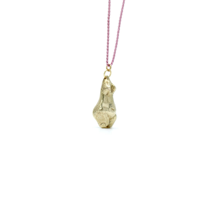 Handcrafted brass Venus pendant necklace by Atelier Objectora, featuring an organic, ancient-inspired design of a female figure on a gold-plated steel chain, embodying raw beauty and feminine strength.
Ručne vyrobený mosadzný náhrdelník s príveskom Venuše od Atelier Objectora, s organickým dizajnom inšpirovaným starovekom, zobrazujúcim ženskú figúru na pozlátenej oceľovej retiazke, vyjadrujúci surovú krásu a ženskú silu.