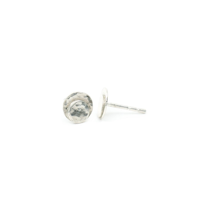 Handcrafted silver Minimal stud earrings by Atelier Objectora with a simple, elegant design, 
Ručne vyrobené strieborné minimalistické náušnice od Atelier Objectora, jednoduche a elegantné napichovacie náušnice