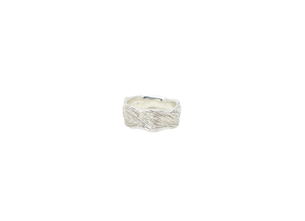 Thalassa ring, bold handcrafted silver design, inspired by the strength of the ocean, unique and statement-making, timeless, by Atelier Objectora
Thalassa prsteň, výrazný ručne vyrábaný strieborný dizajn, inšpirovaný silou oceánu, jedinečný a výrazný unisex šperk, Atelier Objectora, 