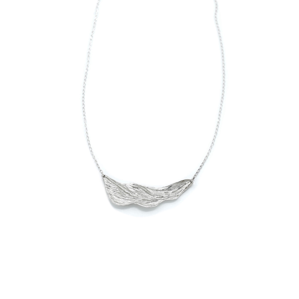 Thalassa necklace, bold statement piece, handcrafted from silver, inspired by the sea, unique design, by Atelier Objectora, minimalist elegance, timeless accessory
Thalassa náhrdelník, výrazný dizajnový kúsok, ručne vyrábaný zo striebra, inšpirovaný morom, jedinečný dizajn, od Atelier Objectora, minimalistická elegancia, nadčasový doplnok