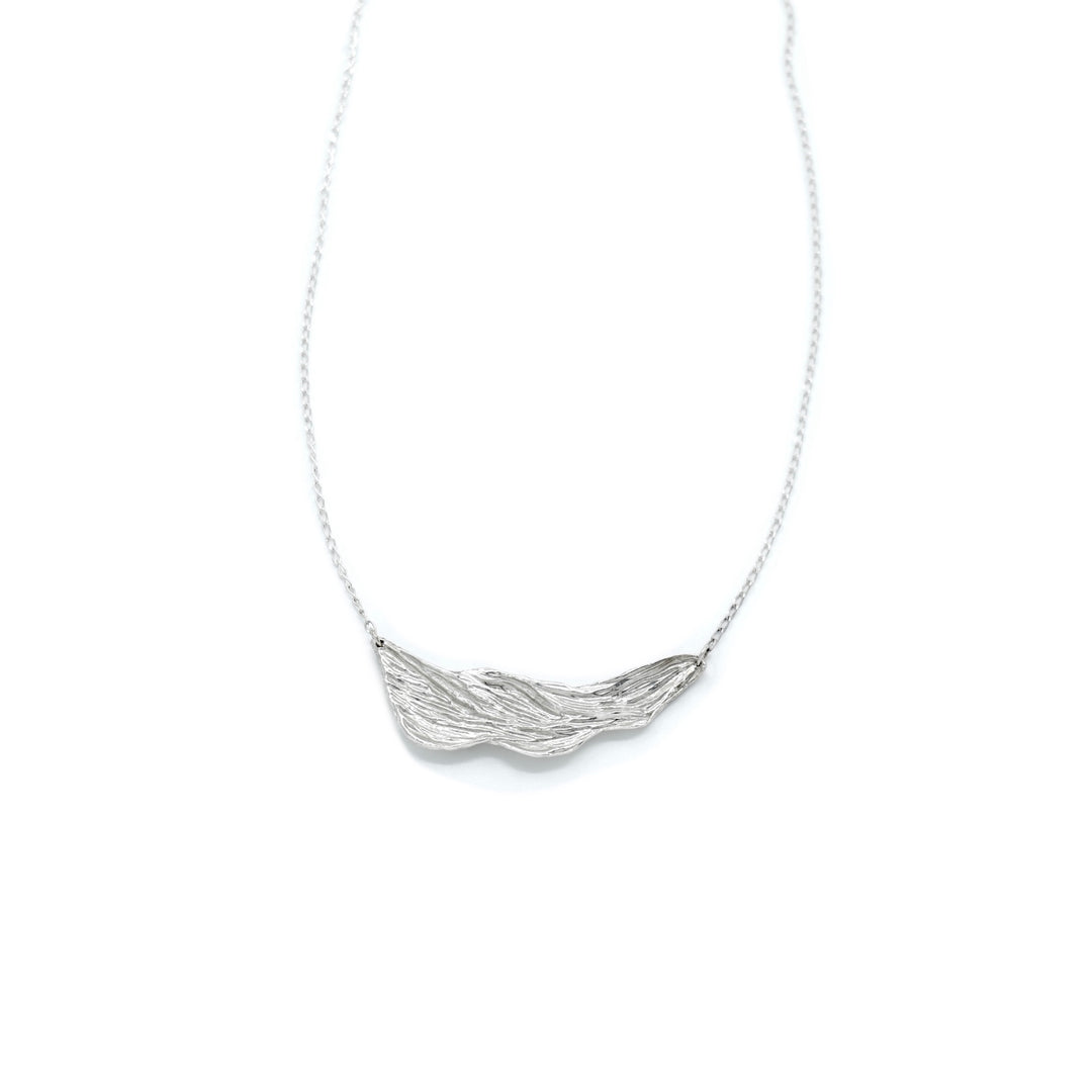 Thalassa necklace, bold statement piece, handcrafted from silver, inspired by the sea, unique design, by Atelier Objectora, minimalist elegance, timeless accessory
Thalassa náhrdelník, výrazný dizajnový kúsok, ručne vyrábaný zo striebra, inšpirovaný morom, jedinečný dizajn, od Atelier Objectora, minimalistická elegancia, nadčasový doplnok