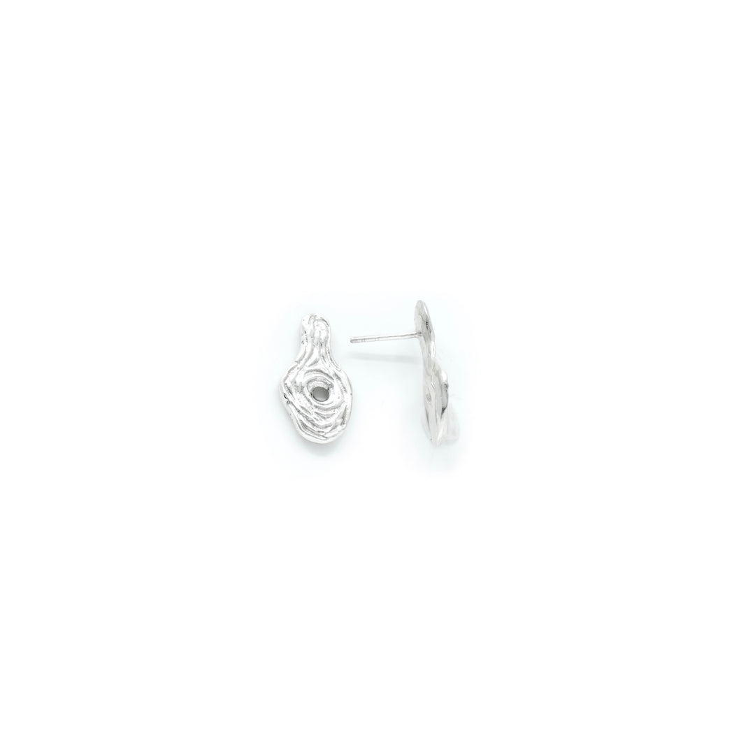 Handcrafted silver Ceto earrings by Atelier Objectora with an organic, fluid design, minimalist and striking
Ručne vyrobené strieborné náušnice Ceto od Atelier Objectora s organickým, plynulým dizajnom, minimalistické a výrazné
