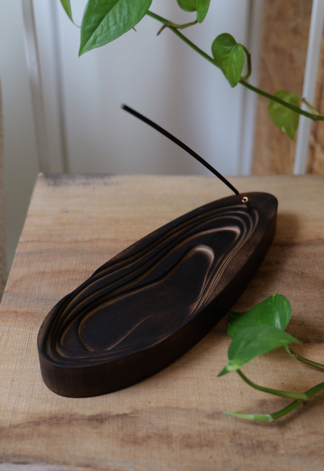 Moderný dizajnový stojan na vonné tyčinky z jemne opaľovaného dreva – Atelier Objectora. Sofistikovaný prírodný dizajn pre harmóniu domova.
Modern designer incense holder made of lightly charred wood – Atelier Objectora. Sophisticated natural design for home harmony.