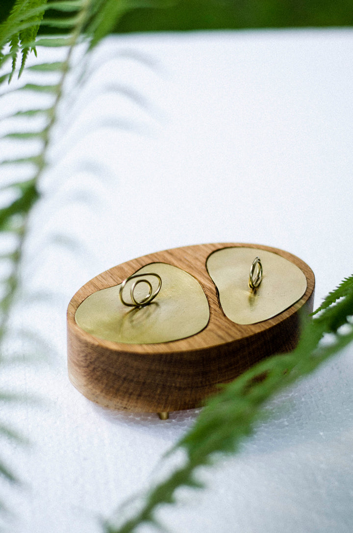 Dizajnová drevená šperkovnica dub
Luxusná šperkovnica z dubového dreva s mosadznými prvkami – Atelier Objectora. Ručne vyrobená minimalistická krabička na šperky.
Luxury designer oak wood jewelry box – Atelier Objectora. Handcrafted minimalist jewelry storage box with brass lids.