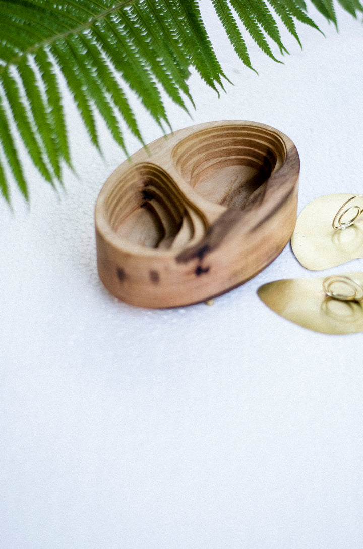 Dizajnová drevená šperkovnica orech
Luxusná šperkovnica z orechového dreva s mosadznými prvkami – Atelier Objectora. Ručne vyrobená minimalistická krabička na šperky.
Luxury designer walnut wood jewelry box – Atelier Objectora. Handcrafted minimalist jewelry storage box with brass lids.