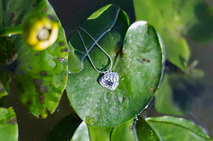Handcrafted silver Nerine necklace by Atelier Objectora with an organic, water-inspired texture, featuring a labradorite stone, elegant and unique.

Ručne vyrobený strieborný náhrdelník Nerine od Atelier Objectora s organickým dizajnom inšpirovaným vodou, osadený labradoritom, elegantný a jedinečný