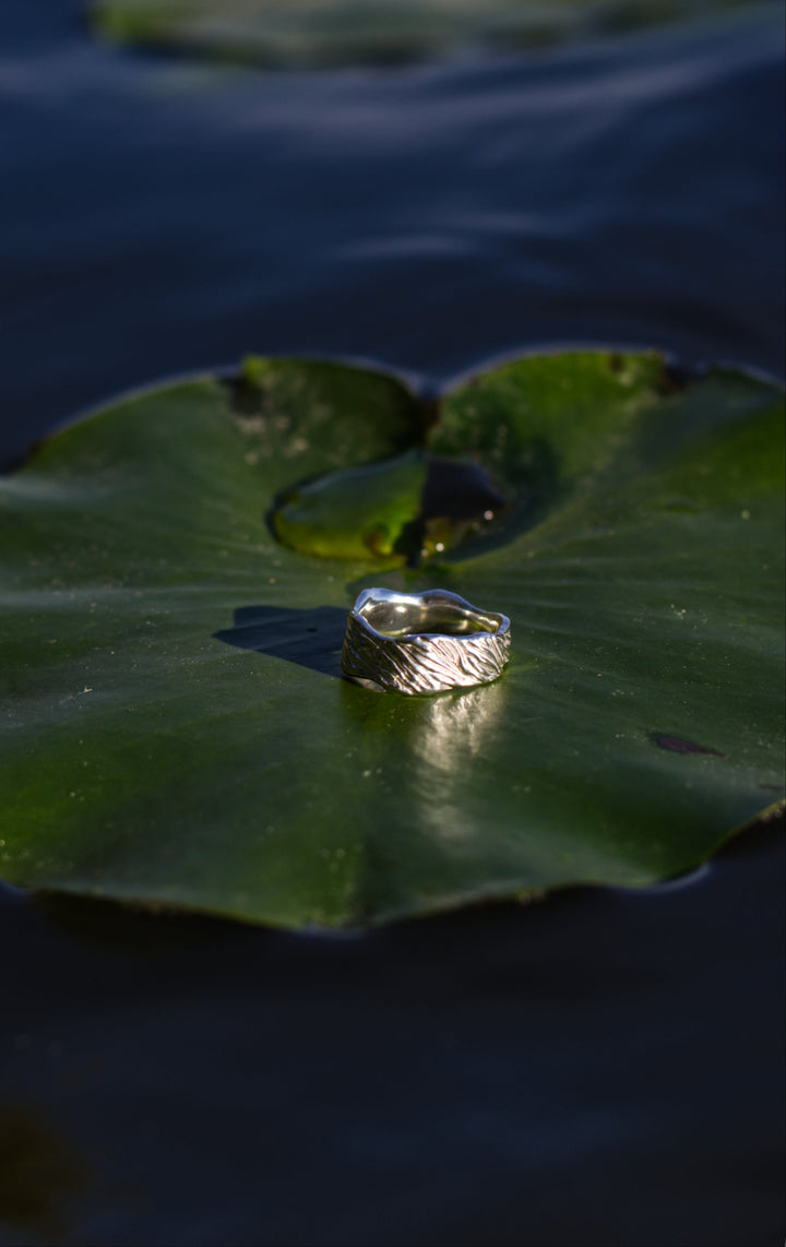 Thalassa ring, bold handcrafted silver design, inspired by the strength of the ocean, unique and statement-making, timeless, by Atelier Objectora
Thalassa prsteň, výrazný ručne vyrábaný strieborný dizajn, inšpirovaný silou oceánu, jedinečný a výrazný unisex šperk, Atelier Objectora, 