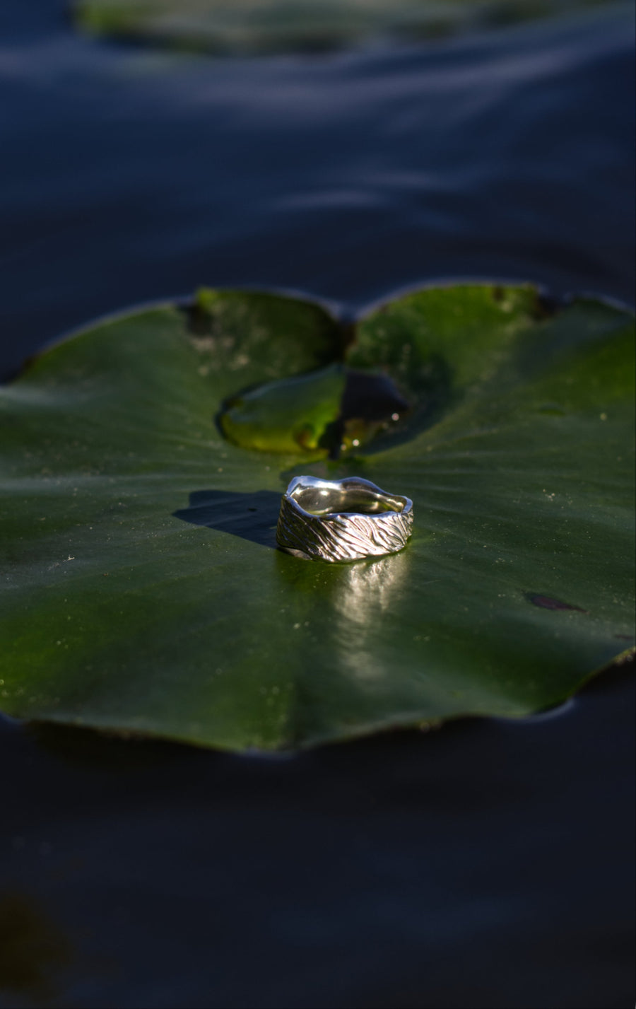 Thalassa ring, bold handcrafted silver design, inspired by the strength of the ocean, unique and statement-making, timeless, by Atelier Objectora
Thalassa prsteň, výrazný ručne vyrábaný strieborný dizajn, inšpirovaný silou oceánu, jedinečný a výrazný unisex šperk, Atelier Objectora, 