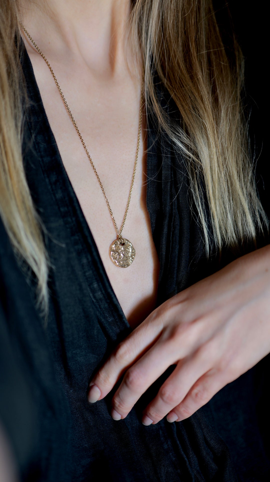 Handcrafted bronze Moonscapes medallion necklace by Atelier Objectora, featuring an organic, molten-textured coin pendant inspired by the moon and the  lunar landscapes. A raw yet elegant statement piece on a sturdy chain.

Ručne vyrobený bronzový náhrdelník Moonscapes od Atelier Objectora s organickým, taveným povrchom medailónu inšpirovaným mesiacom a povrchom mesiaca. Surový, no elegantný šperk na pevnej retiazke.