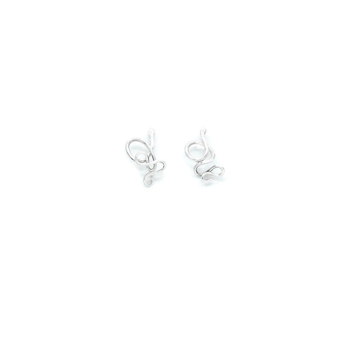 Handcrafted silver Serpent earrings by Atelier Objectora with an organic, snake inspired design, symbolizing wisdom, transformation, and mystery.

Ručne vyrobené strieborné náušnice Serpent od Atelier Objectora s organickým dizajnom inšpirovaným hadom, symbolizujúcim múdrosť, premenu a tajomstvo.