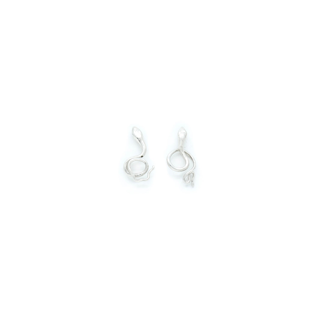Handcrafted silver Serpent earrings by Atelier Objectora with an organic, snake inspired design, symbolizing wisdom, transformation, and mystery.

Ručne vyrobené strieborné náušnice Serpent od Atelier Objectora s organickým dizajnom inšpirovaným hadom, symbolizujúcim múdrosť, premenu a tajomstvo.