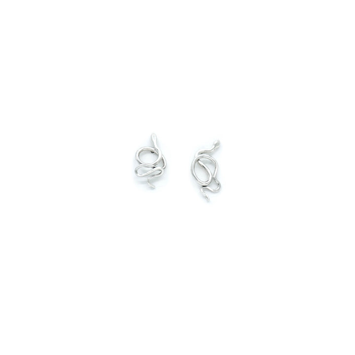 Handcrafted silver Serpent earrings by Atelier Objectora with an organic, snake inspired design, symbolizing wisdom, transformation, and mystery.

Ručne vyrobené strieborné náušnice Serpent od Atelier Objectora s organickým dizajnom inšpirovaným hadom, symbolizujúcim múdrosť, premenu a tajomstvo.