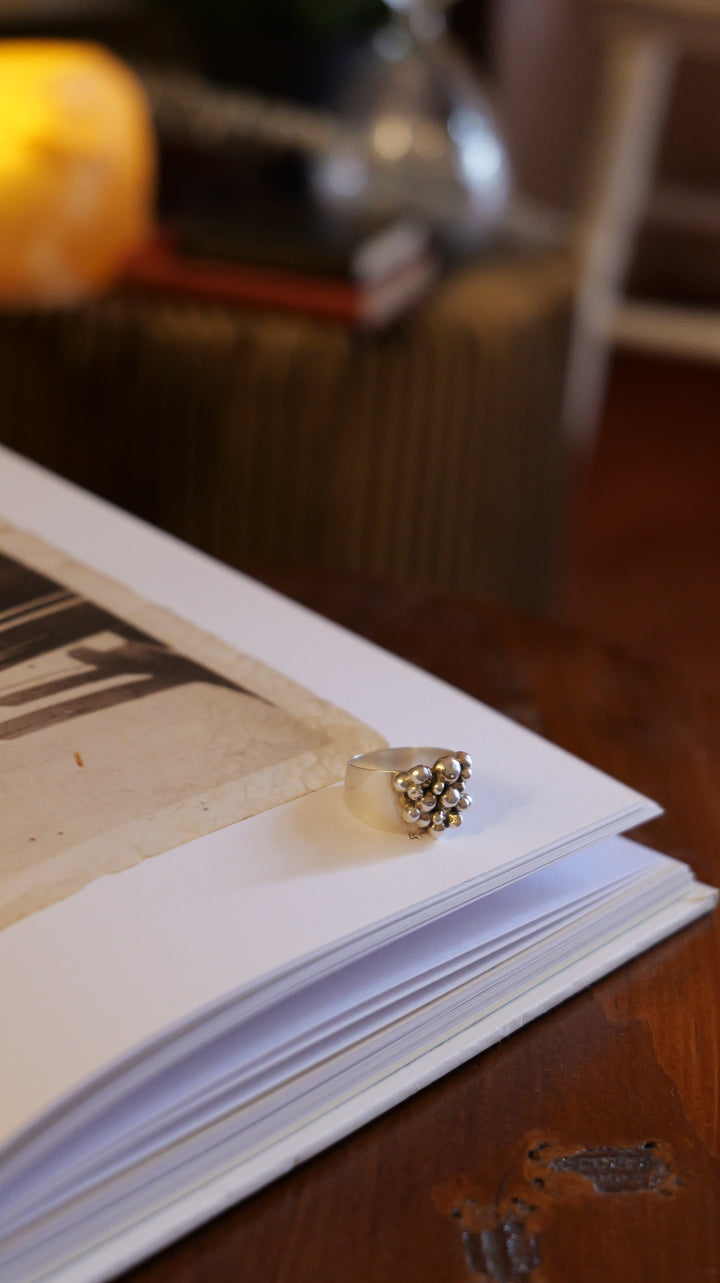 unisex strieborný prsteň, ručne vyrobený zo striebra 925/1000. Masívny dizajn s gulôčkami, vyrobené na slovensku 